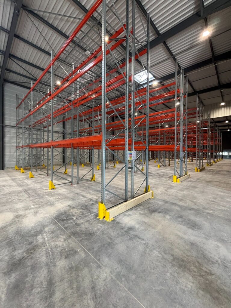 Allées de rack à palettes lourd avec sabots de protection et signalétique réglementaire
