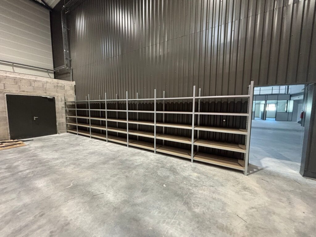 Rayonnage léger Easyrack installé par CEGEQUIP en complément des racks à palettes