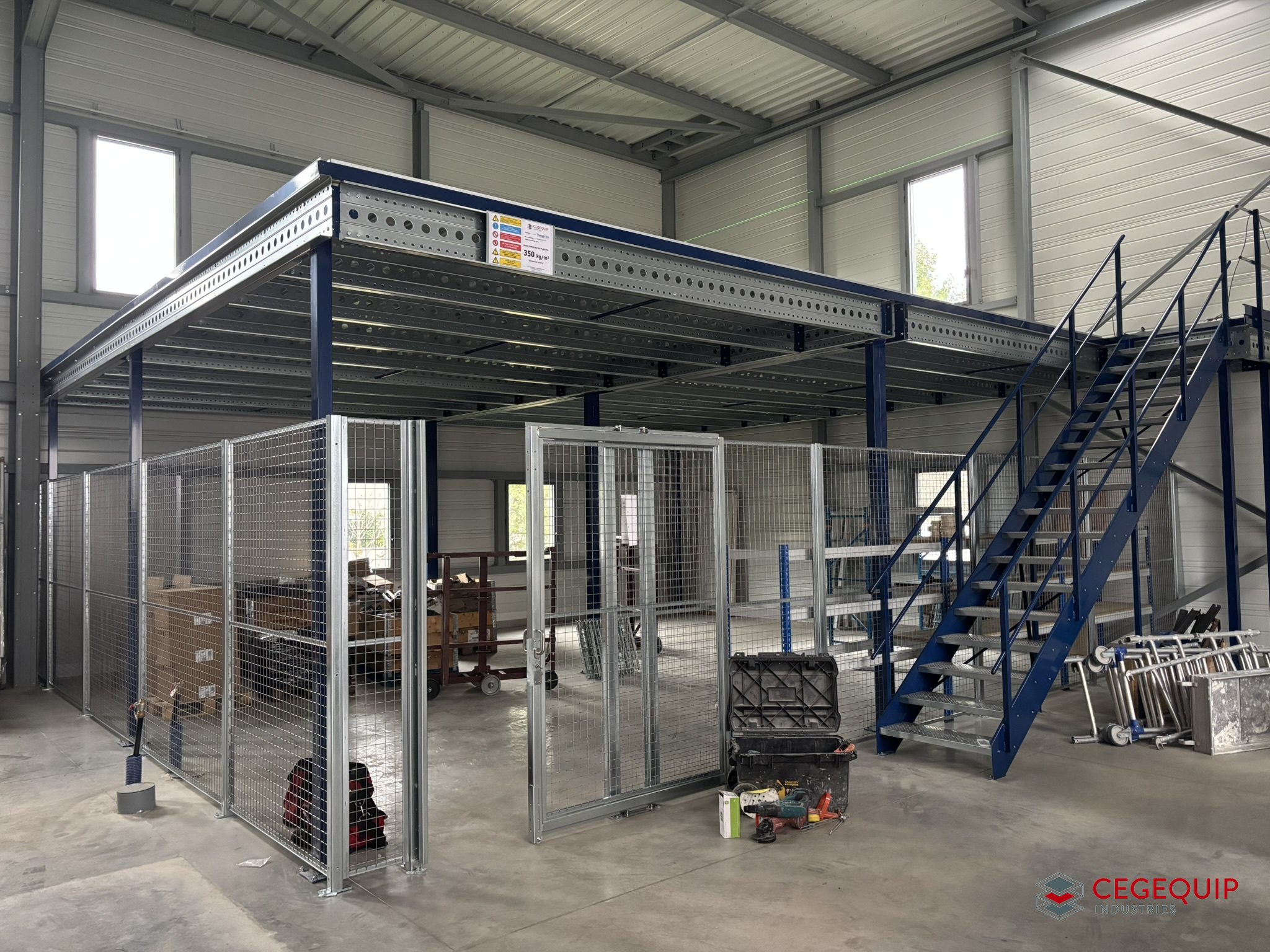 Mezzanine industrielle 3 en 1 : bureaux, rayonnage et zone sécurisée